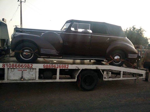 The antique car that SRK will use in Raees being uploaded on the sets of Raees in Bhuj