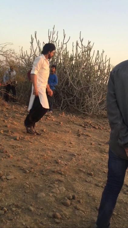 Shah Rukh Khan in a white kurta and sporting a stubble on the sets of his upcoming film Raees in Bhuj