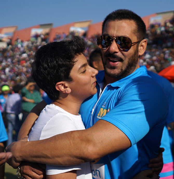 Salman hugging his nephew Nirvaan Khan