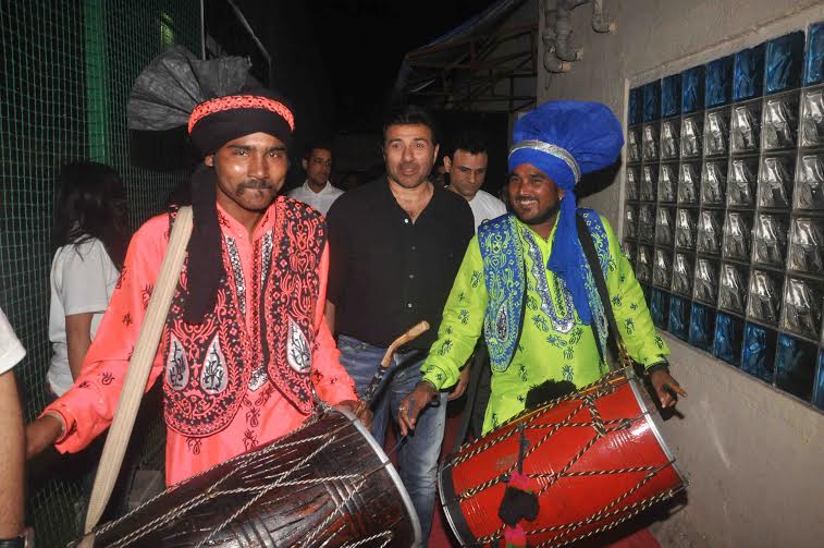 Sunny Deol making a grand entrance to the beats of Dhol