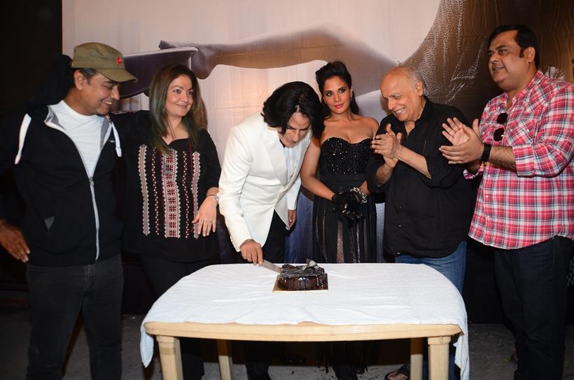 Rahul Roy cutting his birthday cake with Richa Chadha, Rahul Roy, Pooja Bhatt, Mahesh Bhatt on cabaret sets