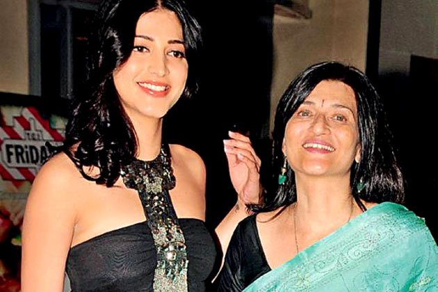 Sarika and daughter Shruti Hassan