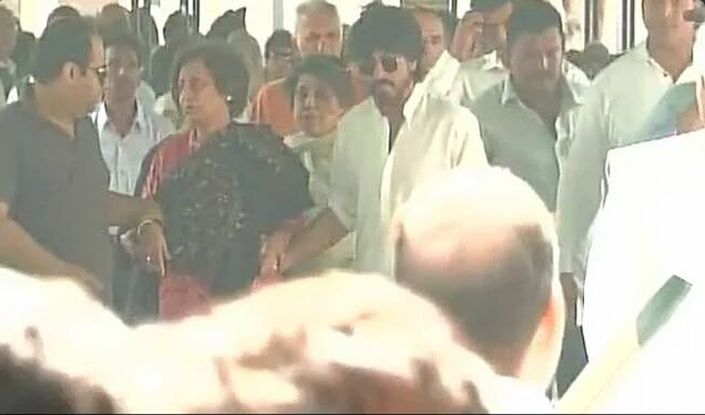 Shah Rukh Khan at father-in-laws funeral