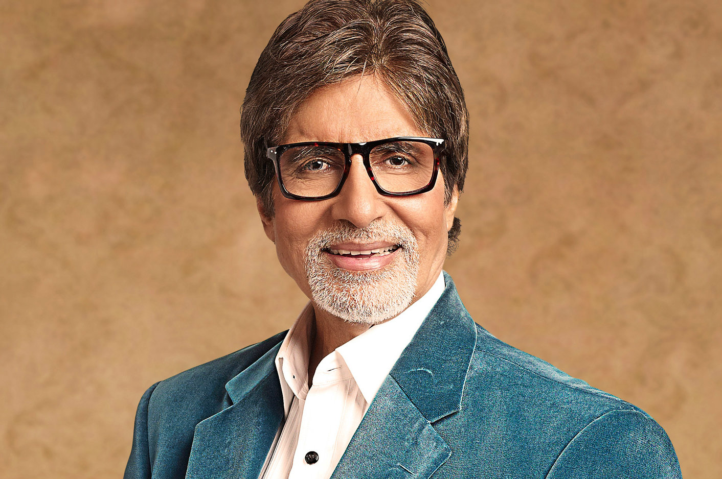 Amitabh Bachchan Carries Iconic London Olympics Torch - IBTimes India
