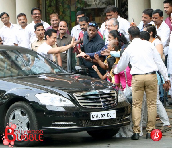 Aamir Khan waving at fans outside Lilavati hospital