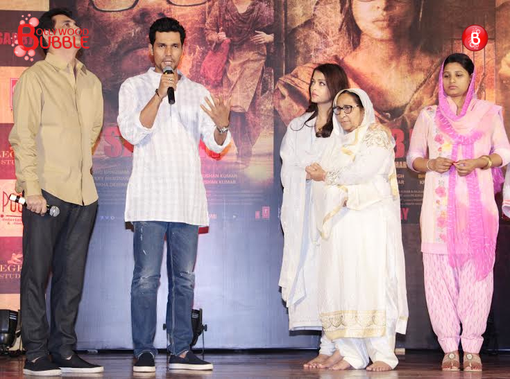 Aishwarya Rai Bachchan, Randeep Hooda and team 'Sarbjit' at Sarabjit Singh's prayer meet