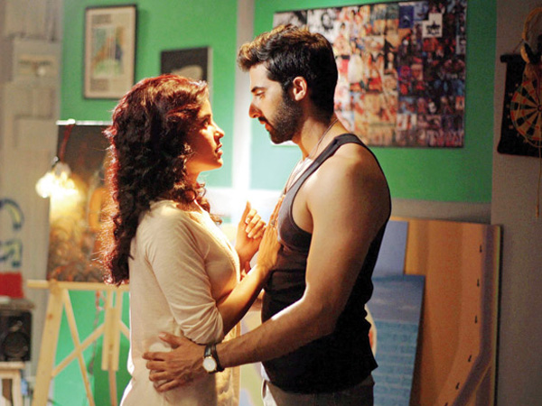 Akshay Oberoi loves working with Pia Bajpai