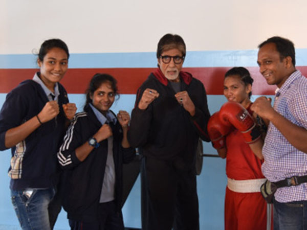 Amitabh Bachchan shoots with real-life boxers