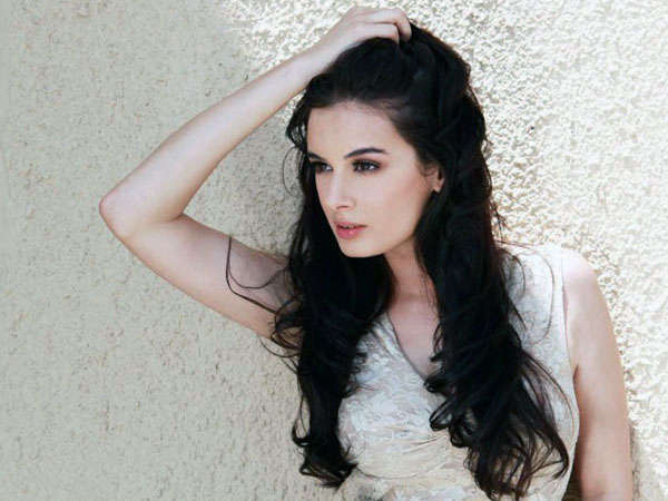 Evelyn Sharma gets mobbed while shooting for her next film