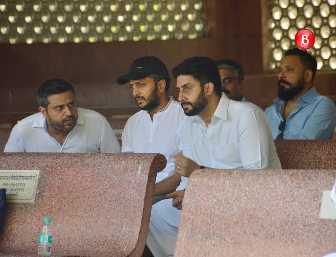 Akshay Kumar, Abhishek Bachchan and B-Town celebs at Vikas Mohan's funeral