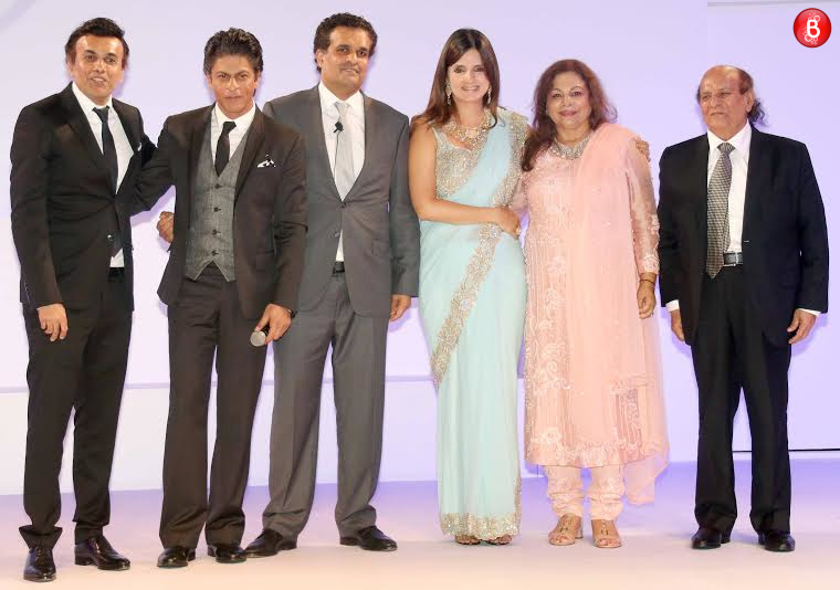 D'decor family with Shah Rukh Khan