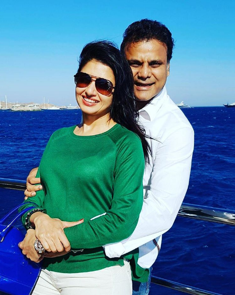 Bhagyashree and Himalaya Dasani, the lovely couple surrounded by the sea