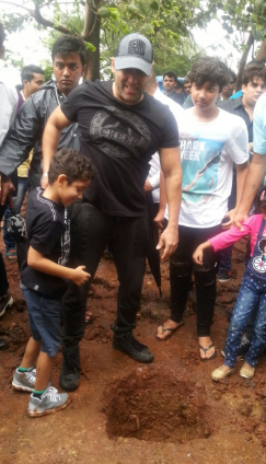 Salman Khan in BMC's tree-planting initiative