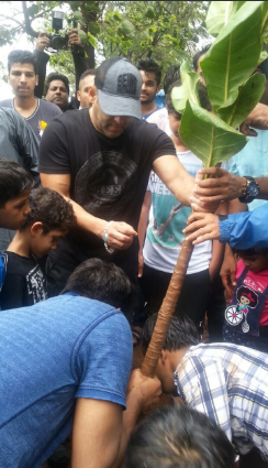 Salman Khan in BMC's tree-planting initiative