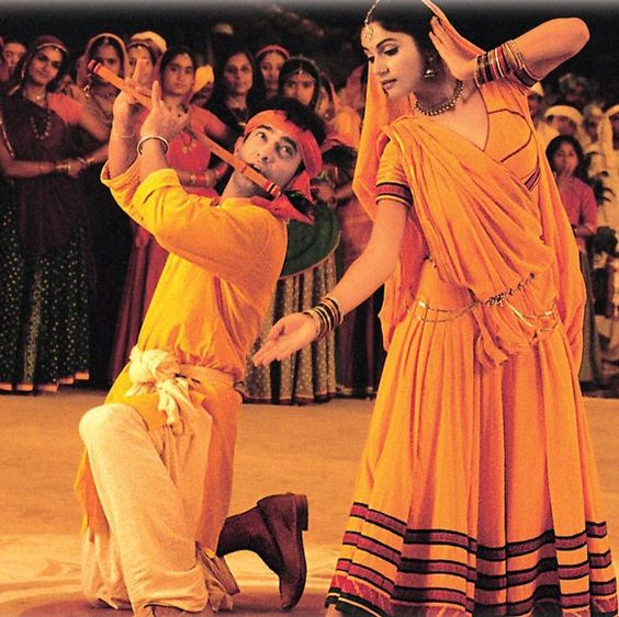 Aamir Khan and Gracy Singh in Radha Kaise Na Jale from Lagaan