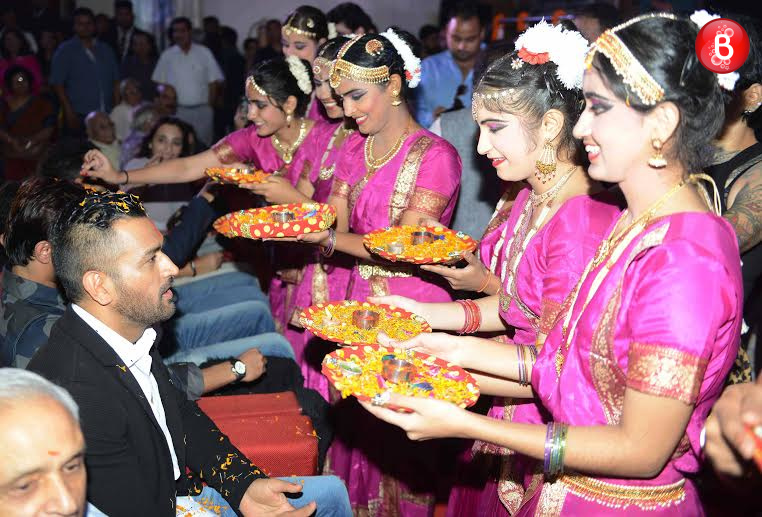 MS Dhoni being welcomes by a troupe of classical dancers