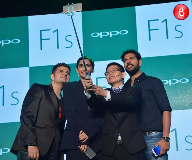 Fashion Photographer Daboo Ratnani, Bollywood actor Sonam Kapoor, Sky Li, Global VP, MD of International Mobile Business and President of Oppo India and Indian cricket player Yuvraj Singh
