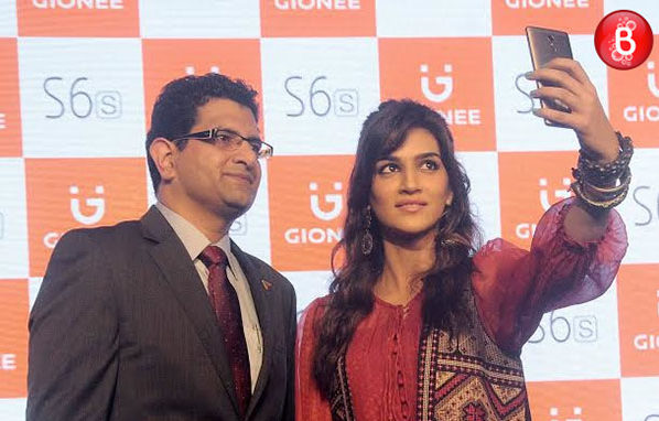 Kriti Sanon launching Gionee smart phone