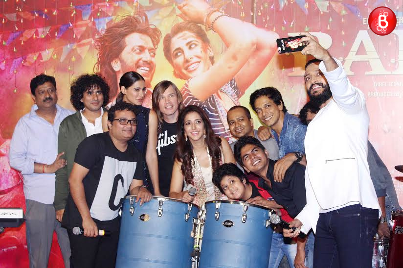 Riteish Deshmukh clicks a selfie with Banjo star cast