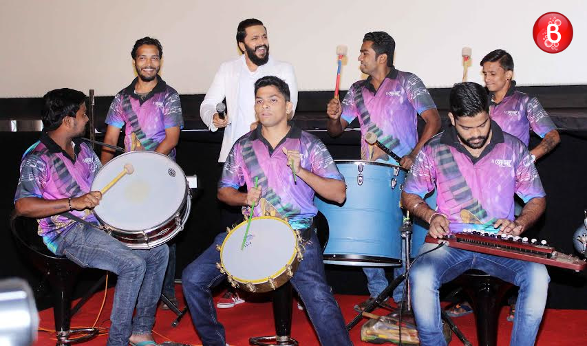 Riteish Deshmukh performs live with banjo players