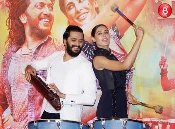 Riteish-and-Nargis-strike-a-pose-with-Banjo