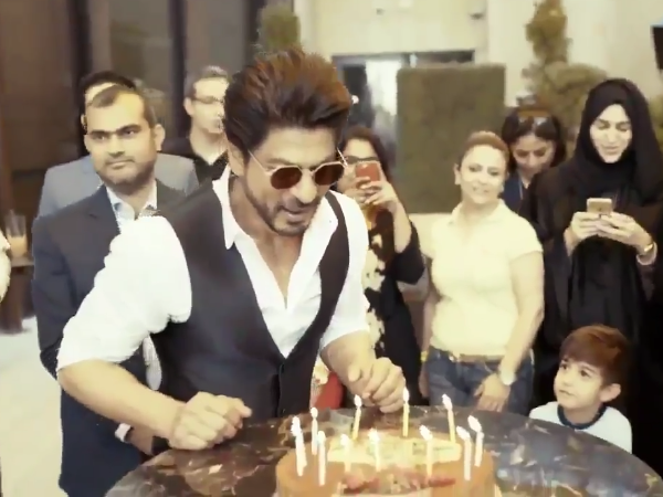 Shah Rukh Khan Grooves To 'Chaiyya Chaiyya' At SRK Day Event, Cuts A Unique  Three-Tiered