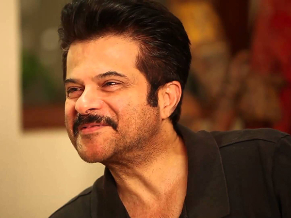 Anil Kapoor takes selfies with fans in ATM line