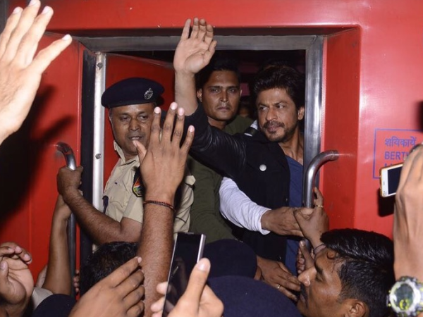Shah Rukh Khan in train