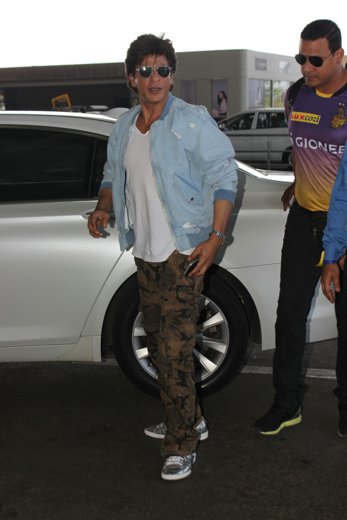 Photo Gallery: Shah Rukh Khan makes a dashing entry at airport, leaves for  Lucknow | News | Zee News