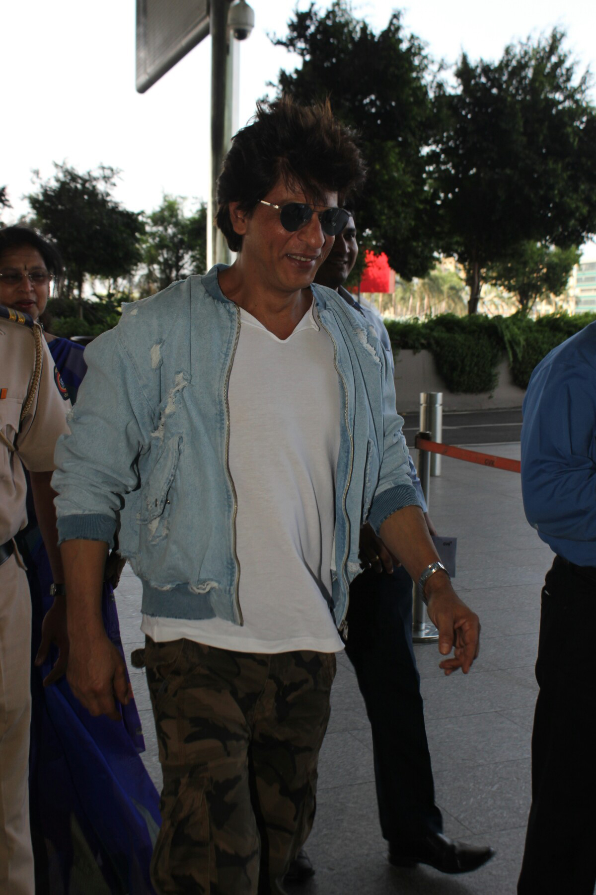 Shah Rukh Khan returns after promoting Pathaan in Dubai, proves white tee  and blue jeans will forever be a classic style. Watch | Fashion Trends -  Hindustan Times