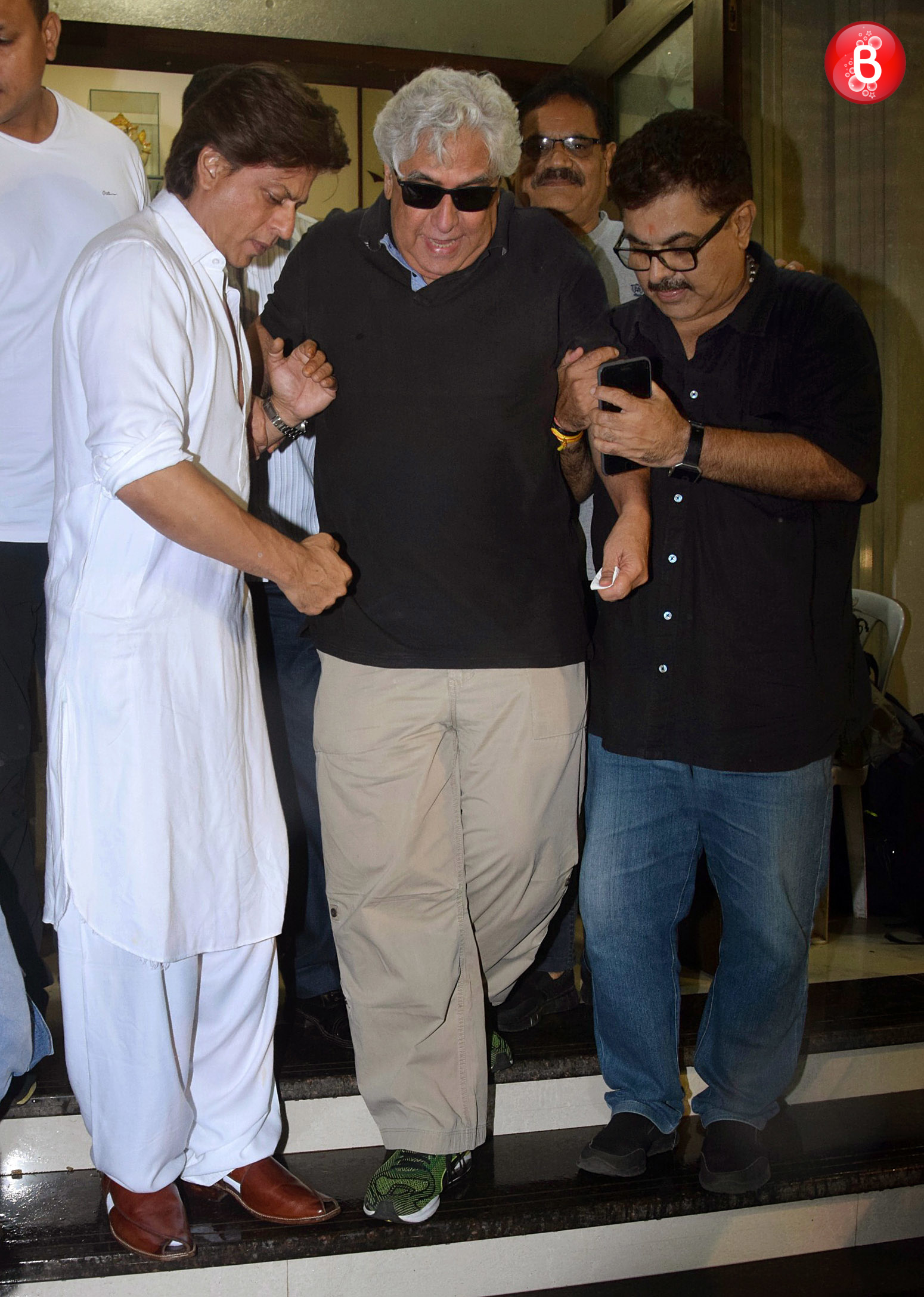 Shah Rukh Khan with Aziz Mirza and Ashoke Pandit at prayer meet