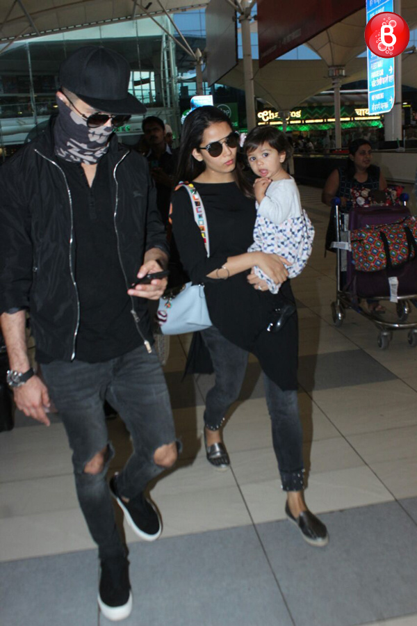 Shahid Kapoor, Mira Rajput and Misha Kapoor airport pictures 