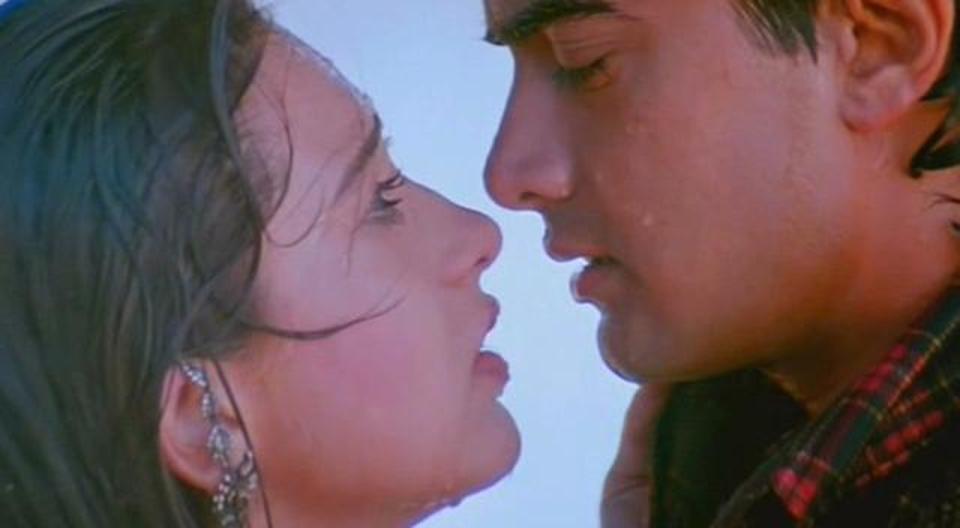 Karisma Kapoor kiss
