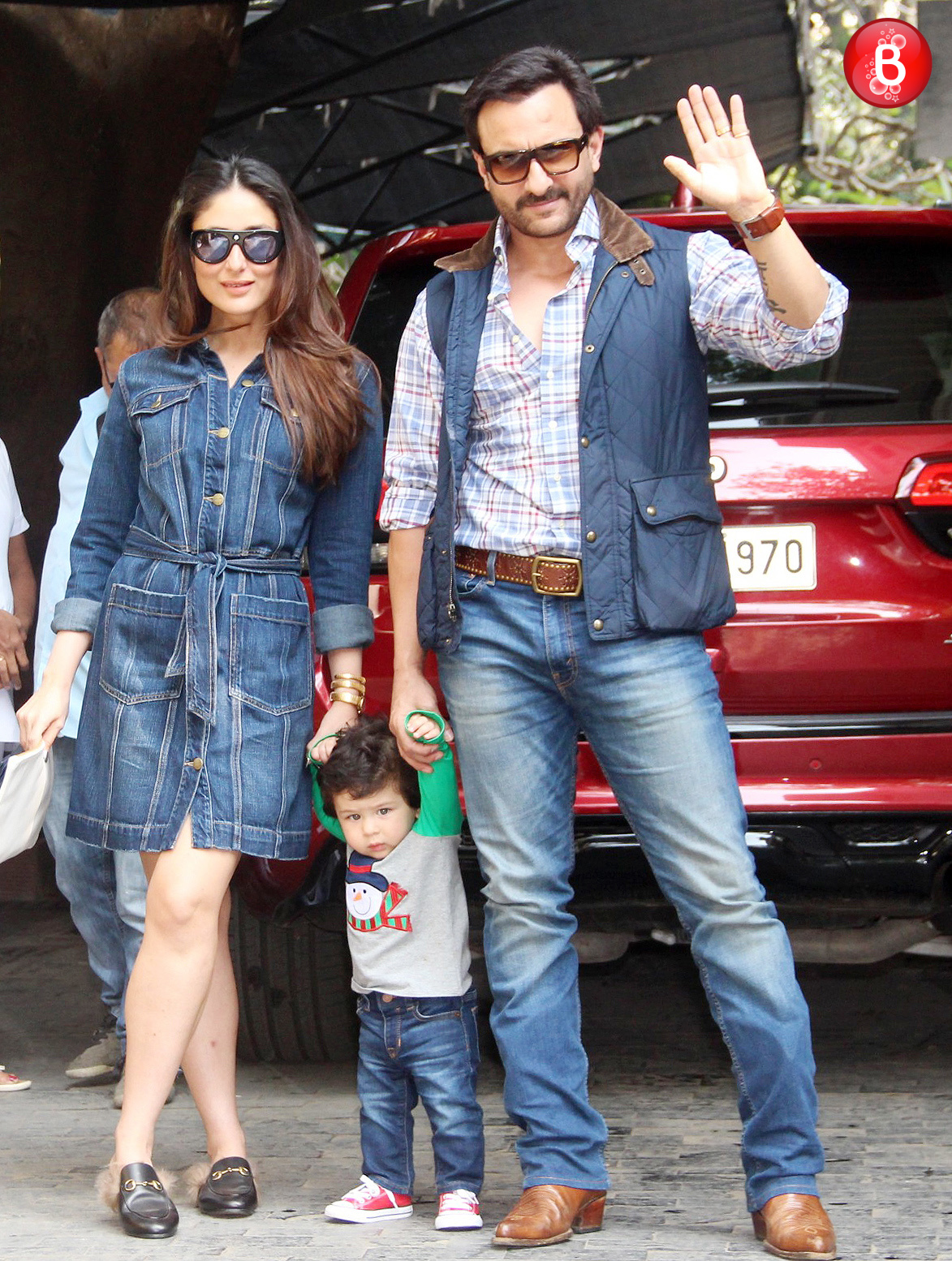 Kareena Kapoor Khan, Saif Ali Khan and Taimur pic