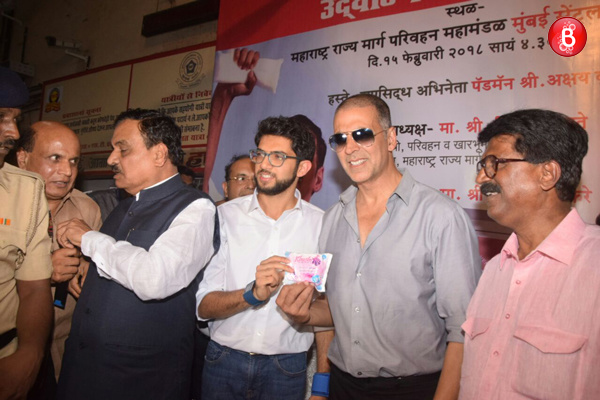 Akshay Kumar places a sanitary pad vending machine