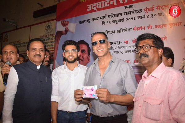 Akshay Kumar places a sanitary pad vending machine