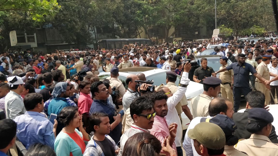 fans try to visit Sridevi mortal remains