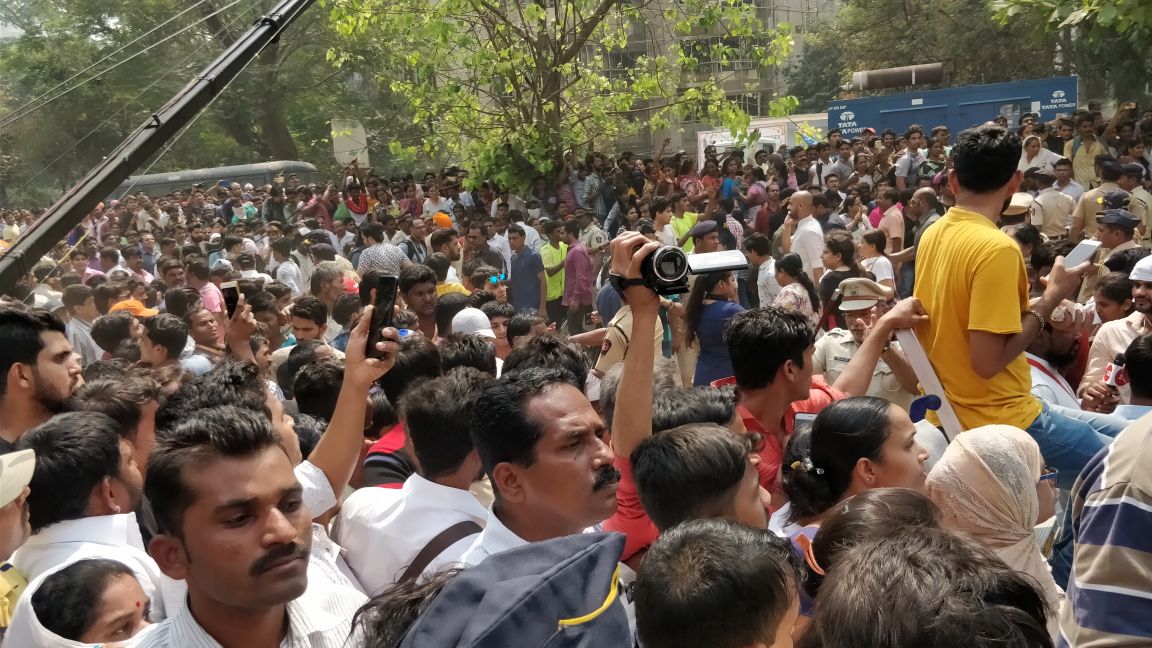 fans try to visit Sridevi mortal remains