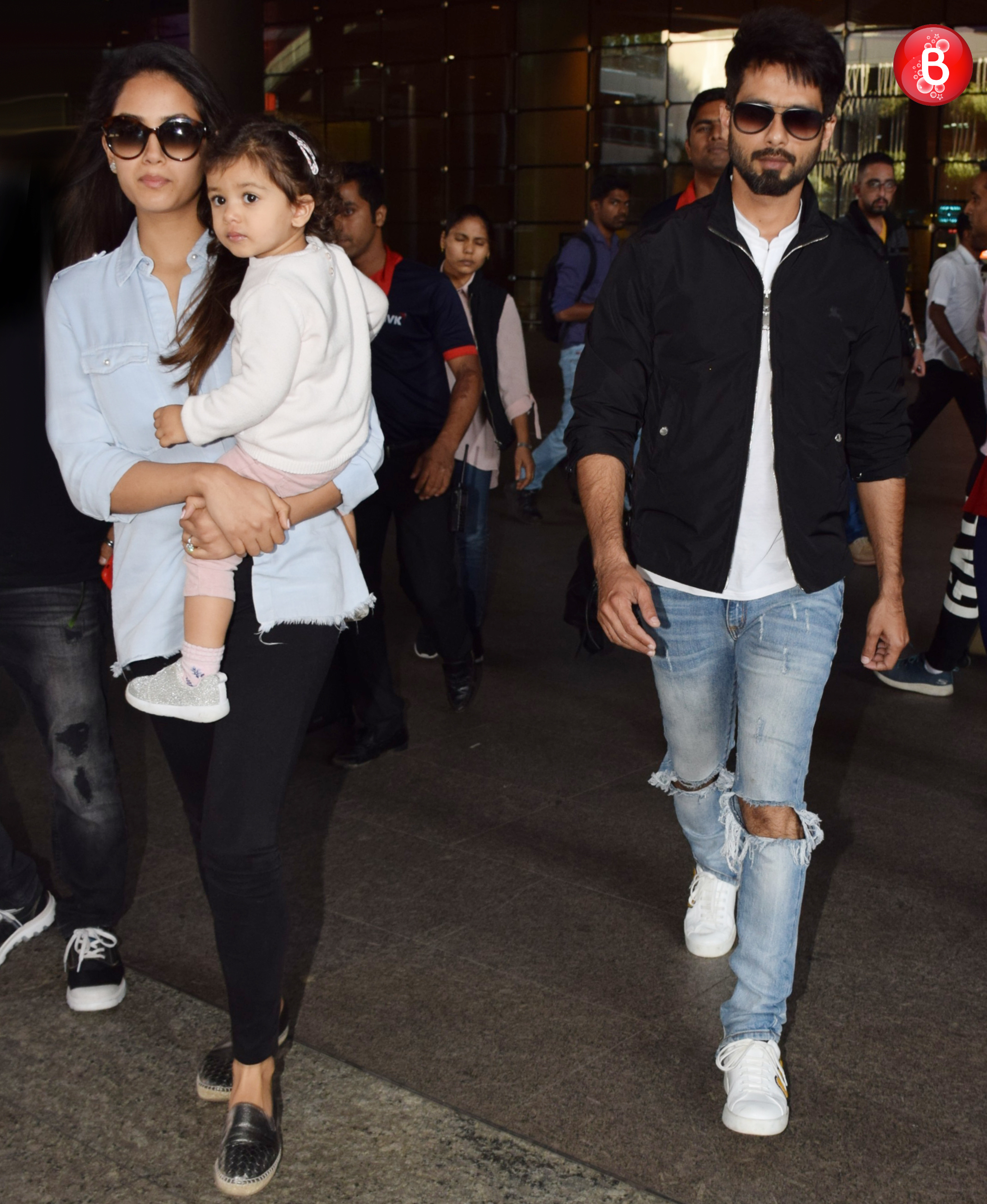 Shahid Kapoor spotted at the airport along with his family