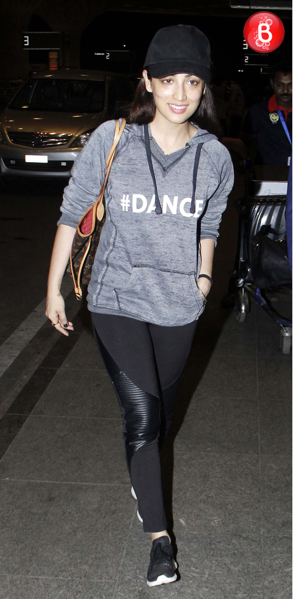 yami gautam spotted at the airport