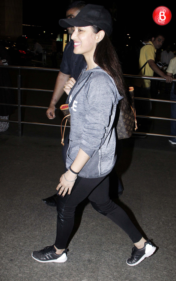 yami gautam spotted at the airport
