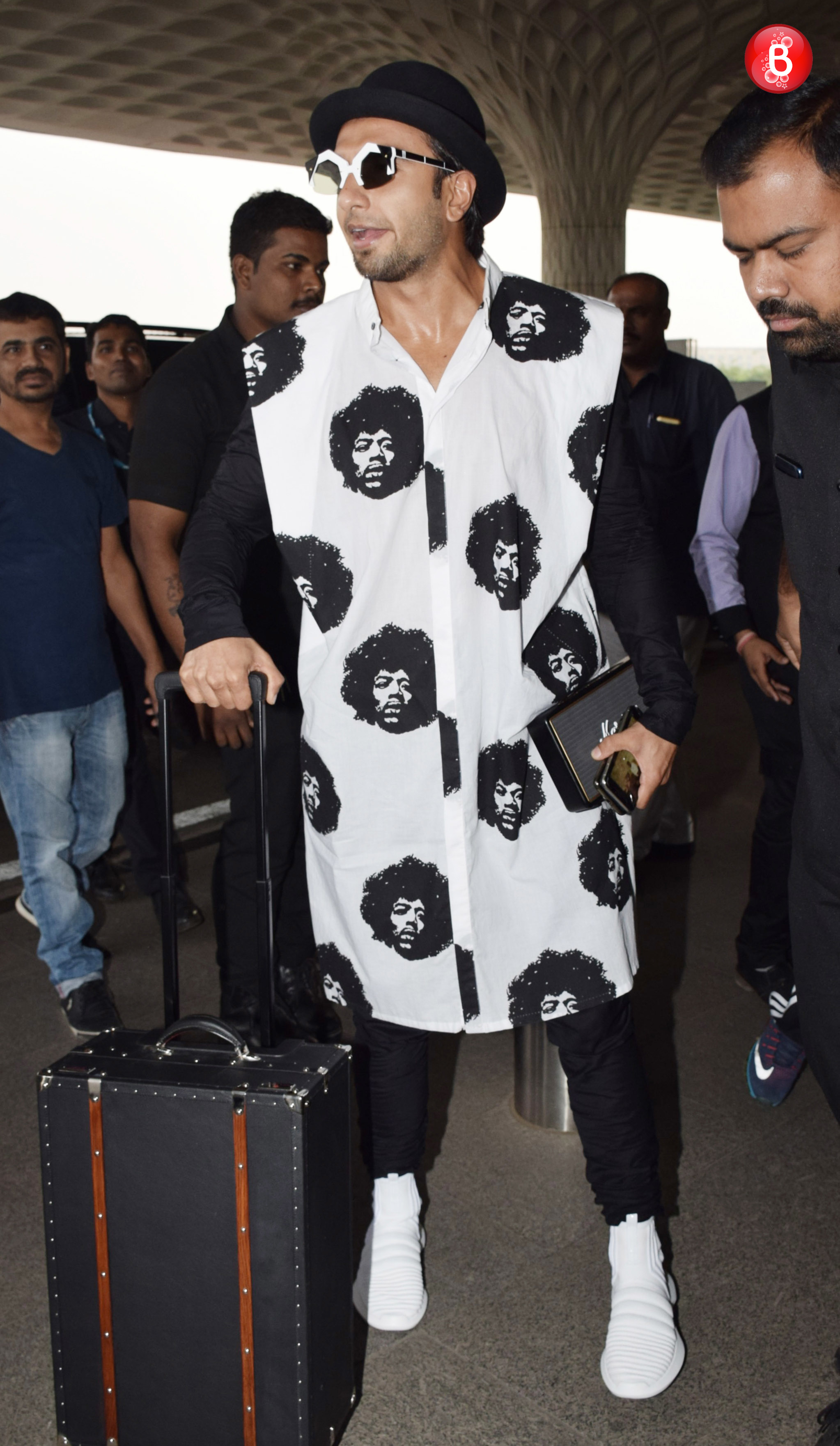 Ranveer Singh proves again that he has mastered the airport look
