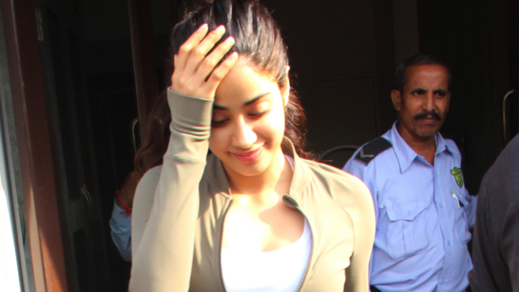 WATCH: Janhvi Kapoor surrounded by fans in Mumbai