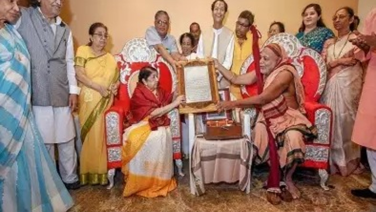 Lata Mangeshkar honoured with 'Swara Mauli' award