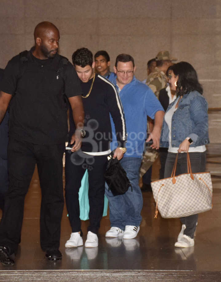 nick jonas parents mumbai airport 16 august