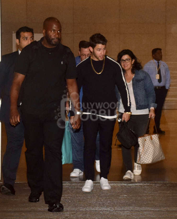 nick jonas parents mumbai airport 16 august