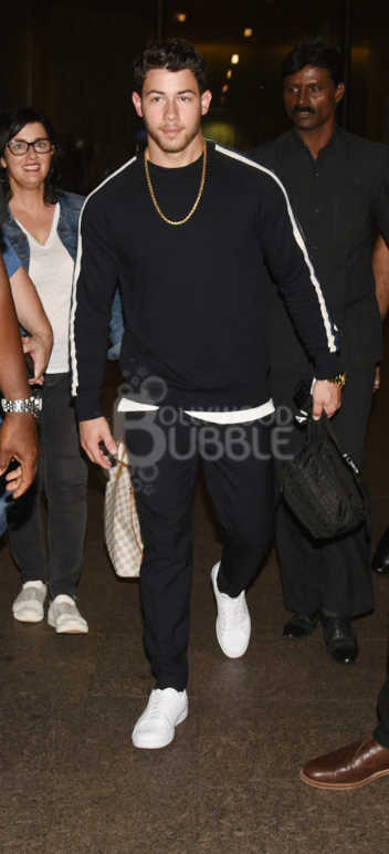 nick jonas parents mumbai airport 16 august