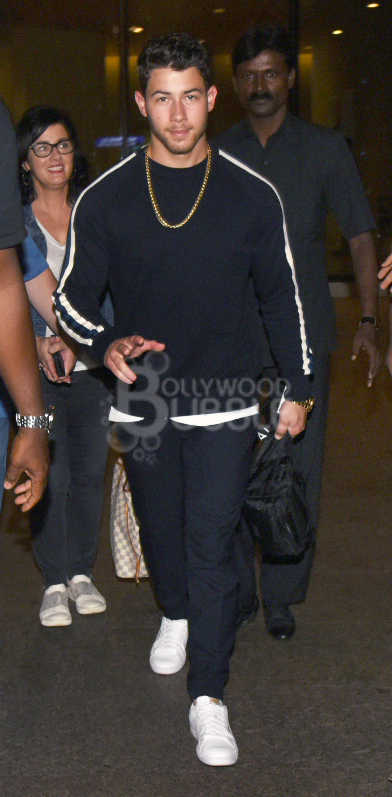 nick jonas parents mumbai airport 16 august