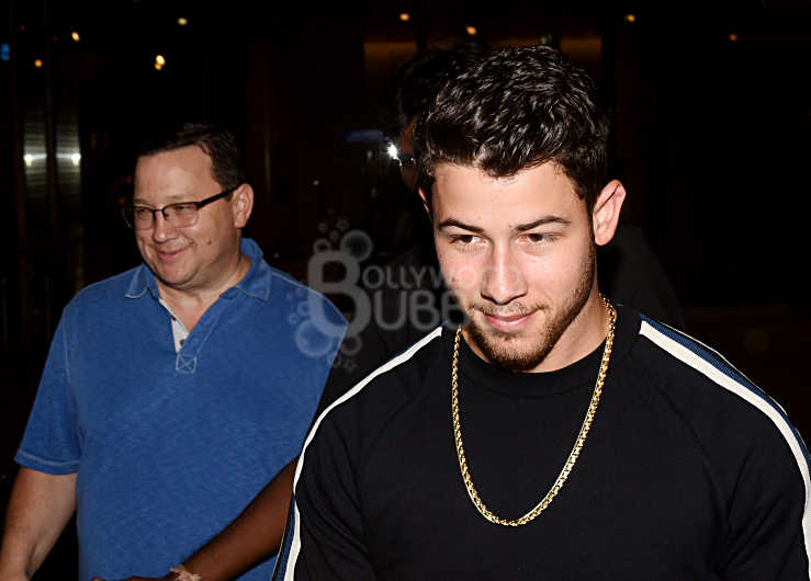 nick jonas parents mumbai airport 16 august