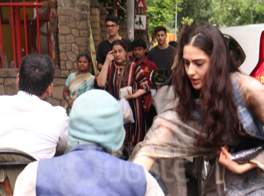 Sara Ali Khan help beggar